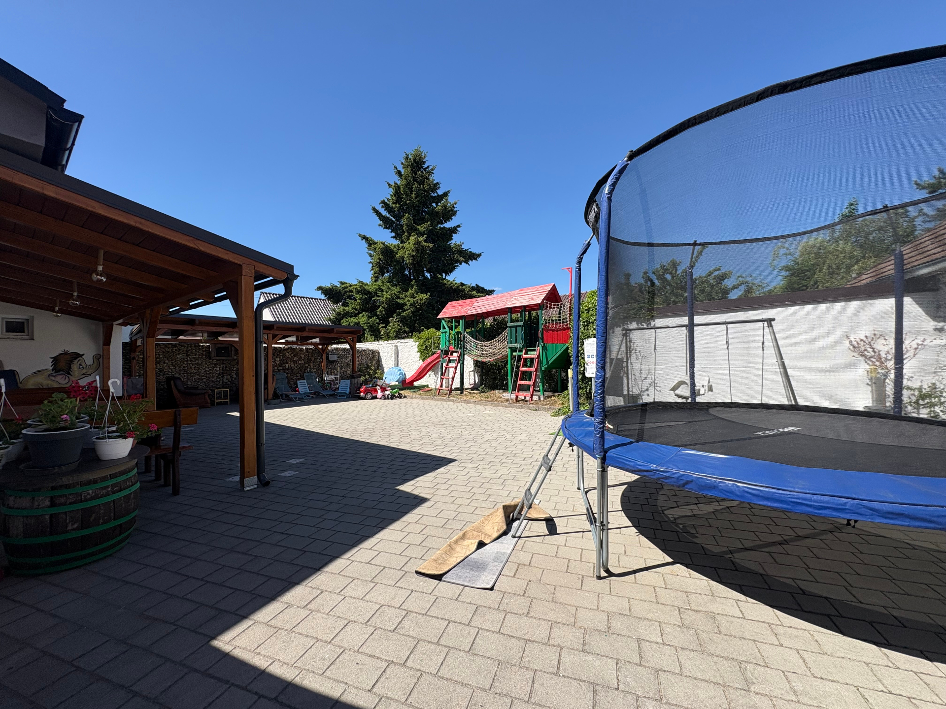 Detské ihrisko a trampolína